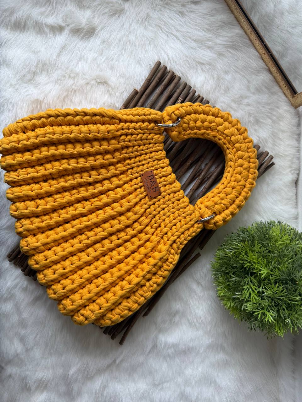 Bolso tejido en trapillo con textura artesanal