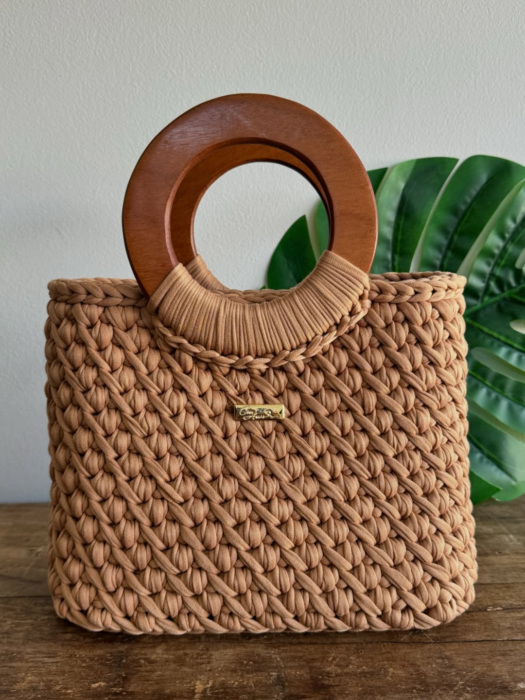Bolso color caramelo tejido en trapillo con asas de madera